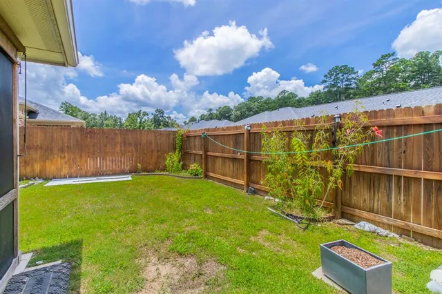 a view of a backyard