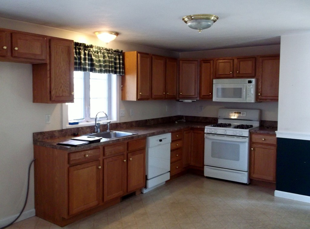 4 Danielian Way Methuen, MA 01844 - Photo 2 of 8