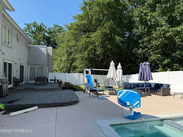 a view of backyard of the house