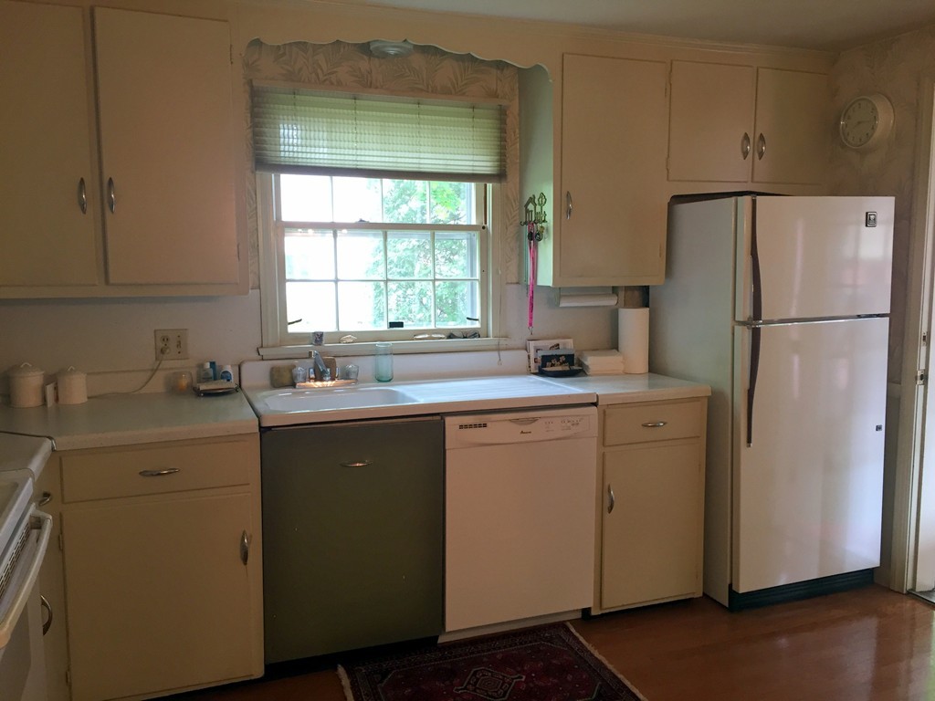 31 Macomber Avenue Springfield, MA 01119 - Photo 8 of 19