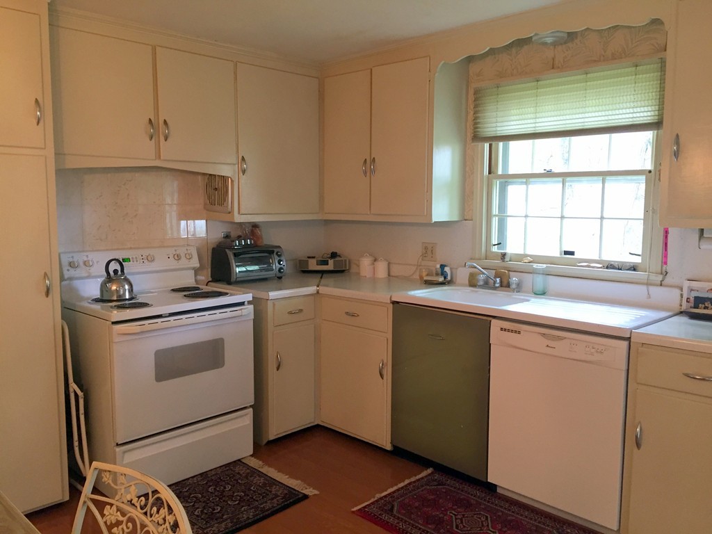 31 Macomber Avenue Springfield, MA 01119 - Photo 9 of 19