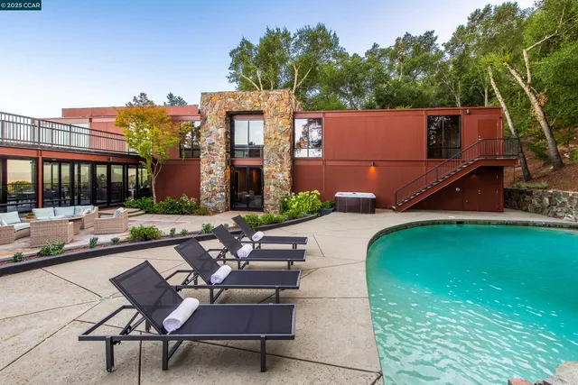 a view of a backyard