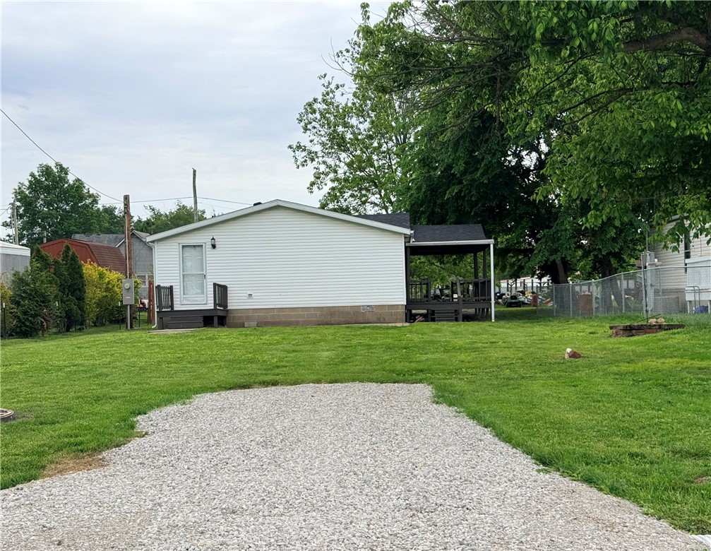 307 West 7th Street St. Elmo, IL 62458 - Photo 4 of 17 a house view with a garden space