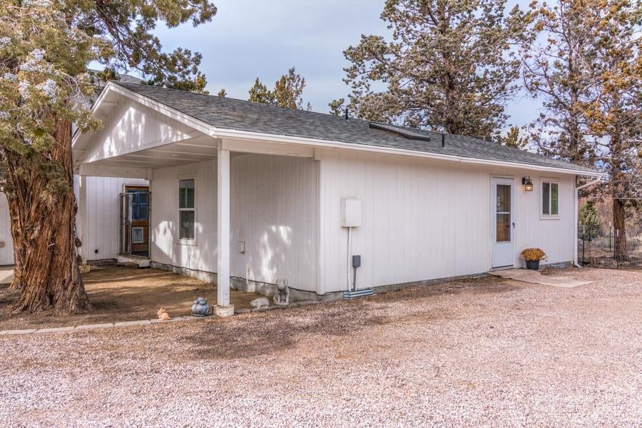 64050 Deschutes Market Road Bend, OR 97701 - Photo 11 of 25 Detached Craft Room with bedroom and bat