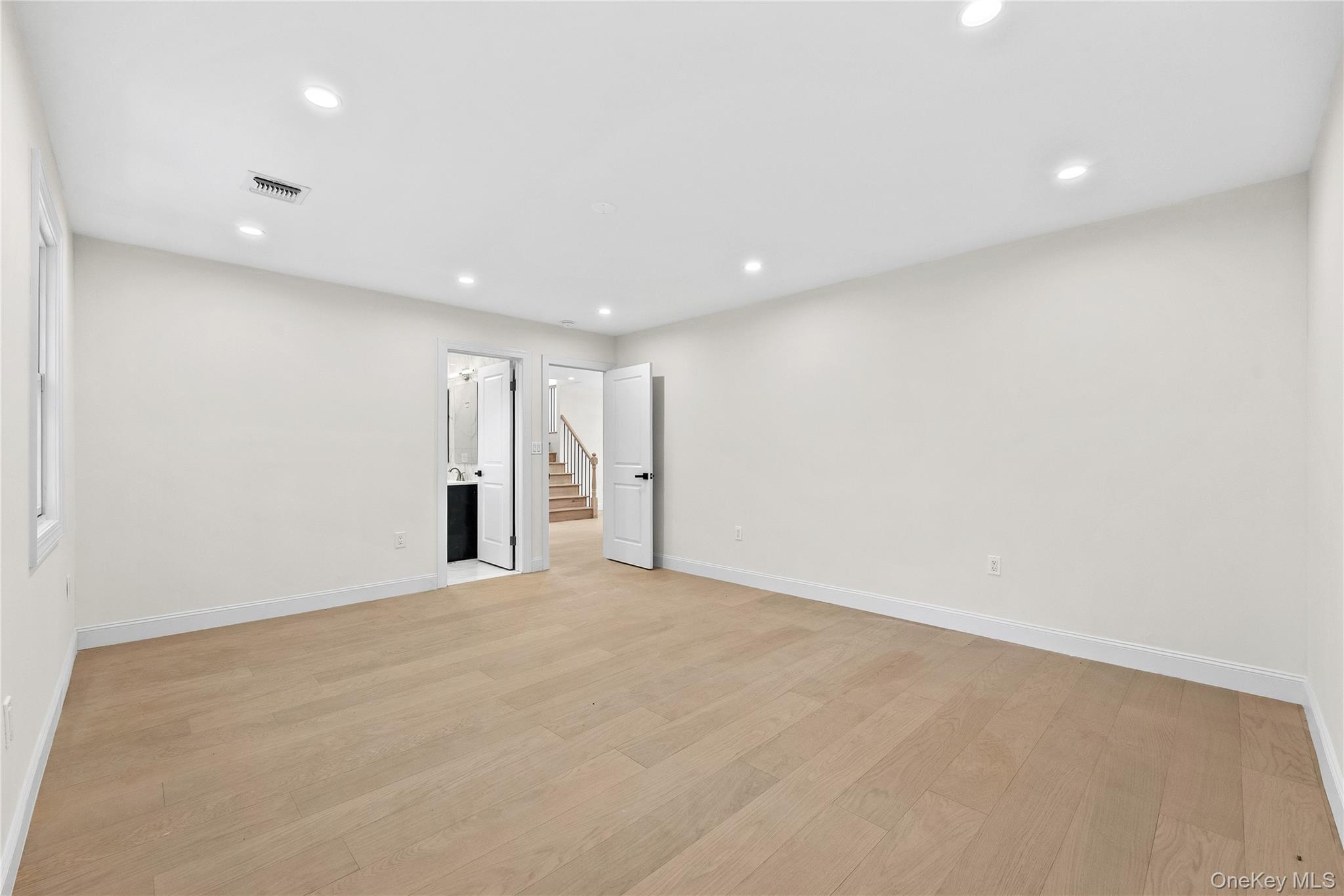 2 Circle Drive Syosset, NY 11791 - Photo 18 of 43