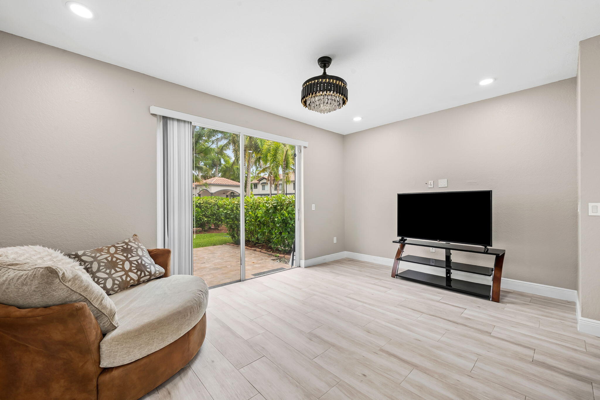 7920 Catalina Circle Tamarac, FL 33321 - Photo 6 of 20 11-web-or-mls-DSC_9878