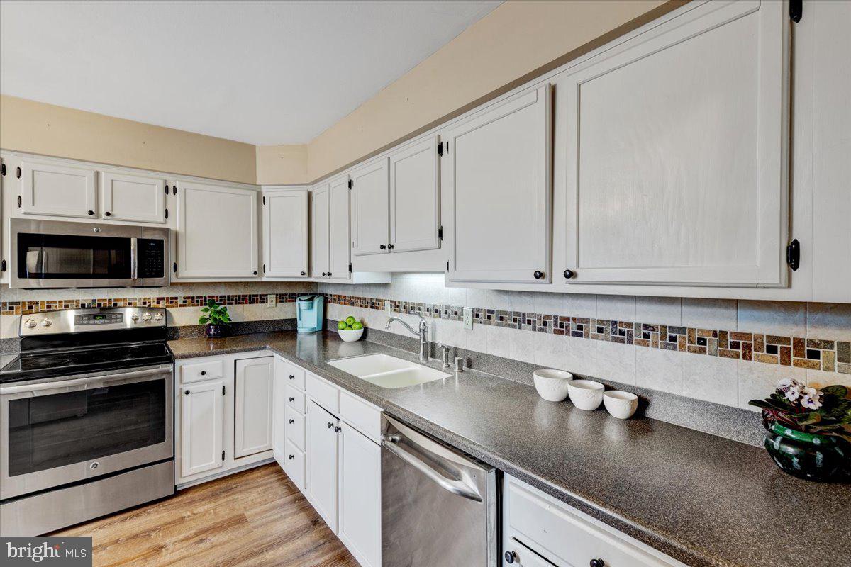 13228 Clipper Circle Solomons, MD 20688 - Photo 6 of 39 Bright kitchen!