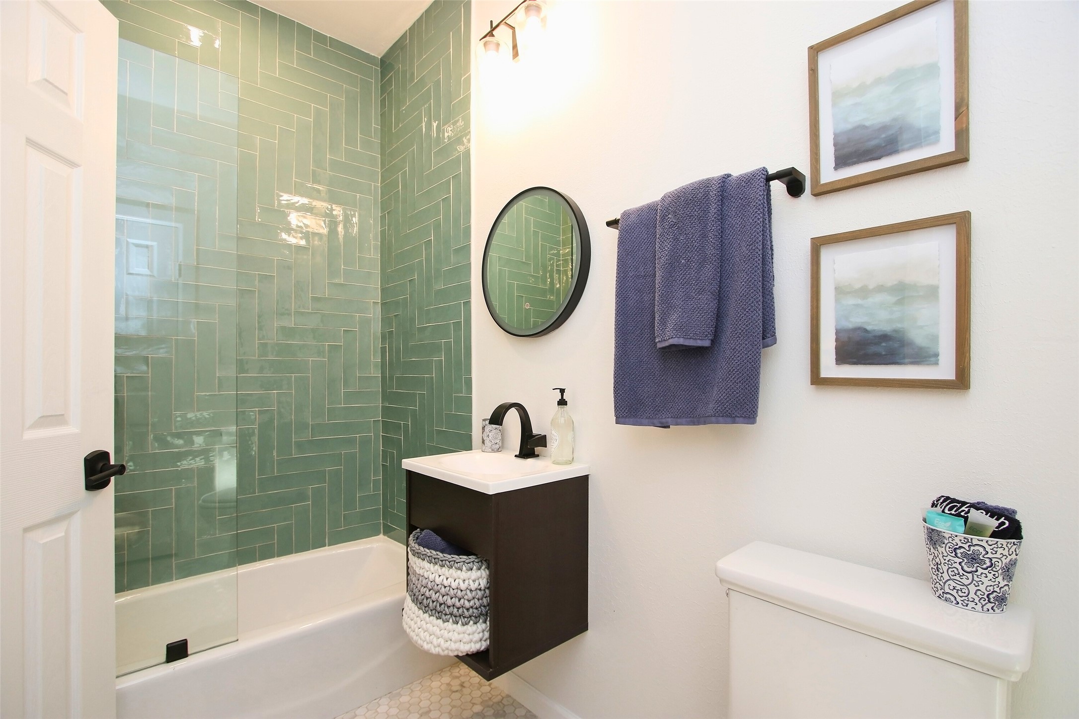 1818 Haver Street Houston, TX 77006 - Photo 18 of 28 a bathroom with a sink a toilet and shower