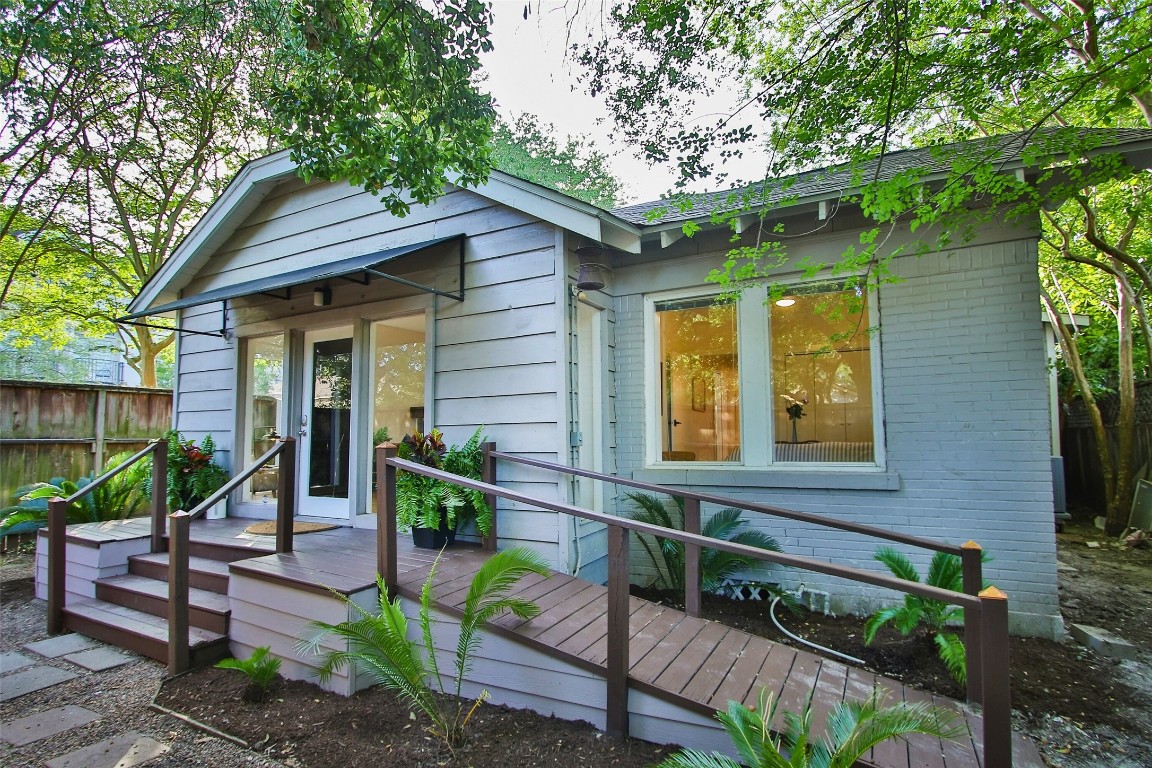 1818 Haver Street Houston, TX 77006 - Photo 25 of 28 a front view of a house with garden