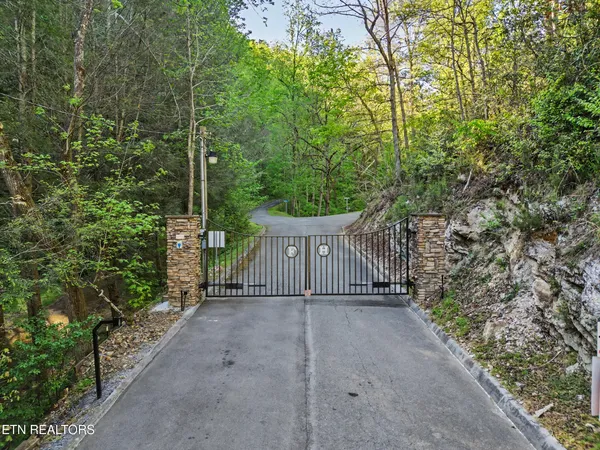 $300,000 | 1017-1035 Big Buck Trail, Townsend, TN 37882