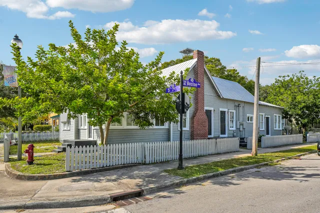 a view of a house with a small yard and plants