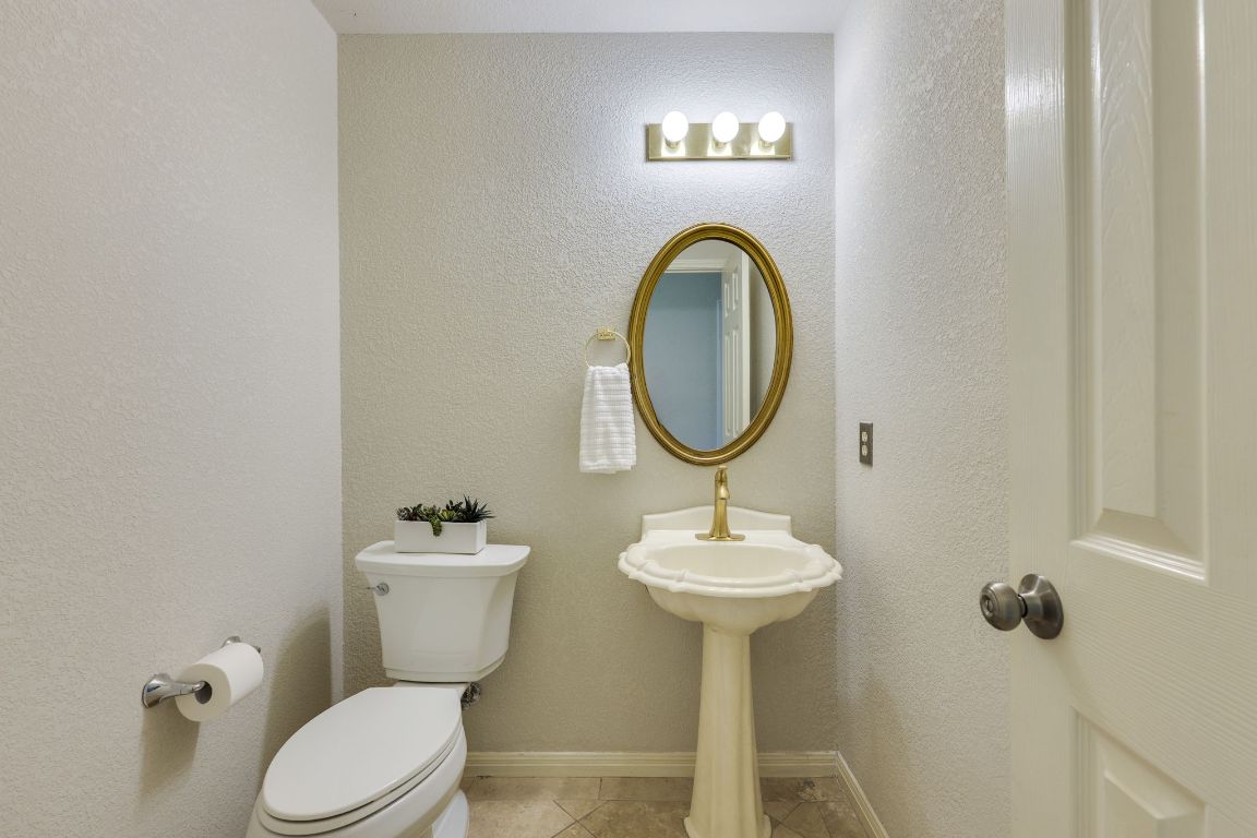 10701 Redmond Road Austin, TX 78739 - Photo 15 of 39 a bathroom with a sink toilet and a mirror