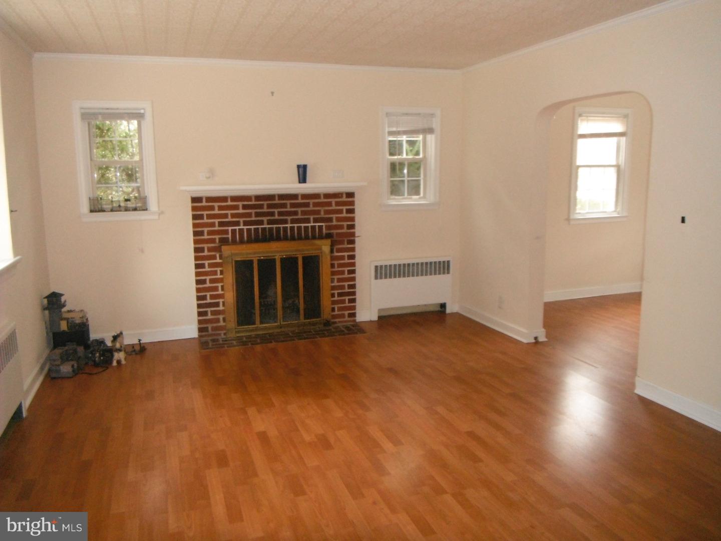 912 Pitt Road Cheltenham, PA 19012 - Photo 5 of 23 Living Room