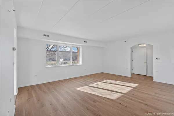 $249,500 | 5520 West 115th Street, Unit 101, Oak Lawn, IL 60453