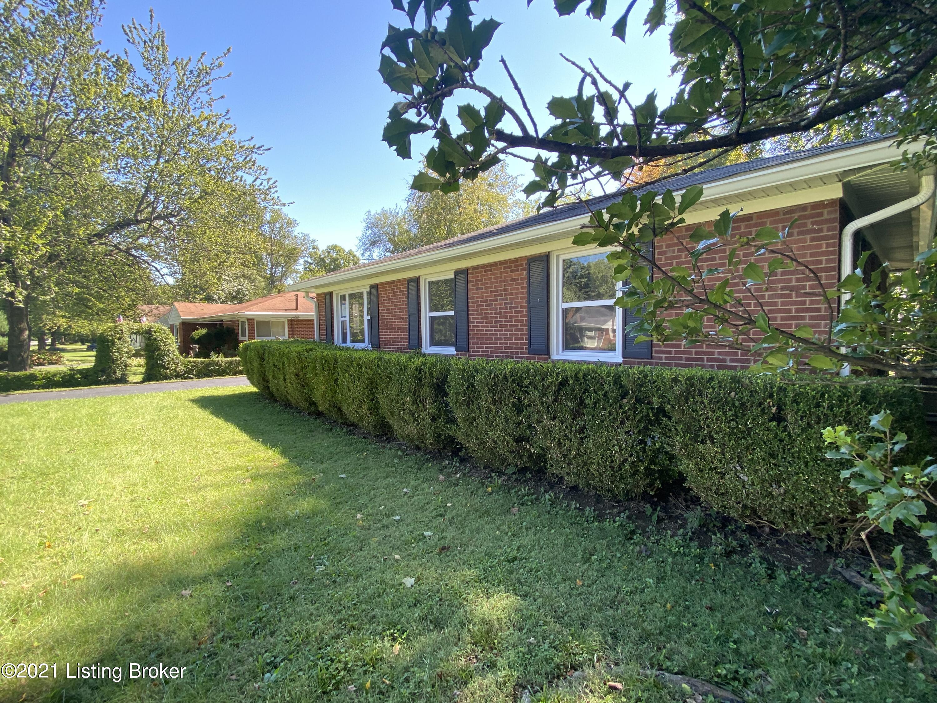 2220 Peaslee Road Louisville, KY 40216 - Photo 15 of 32 IMG-2307