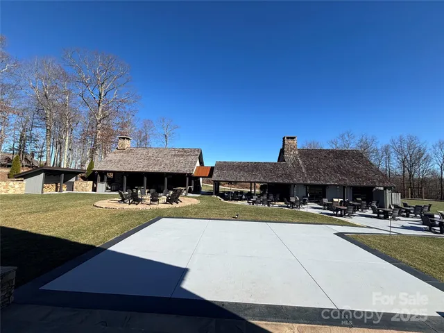 a view of a yard in front of the house