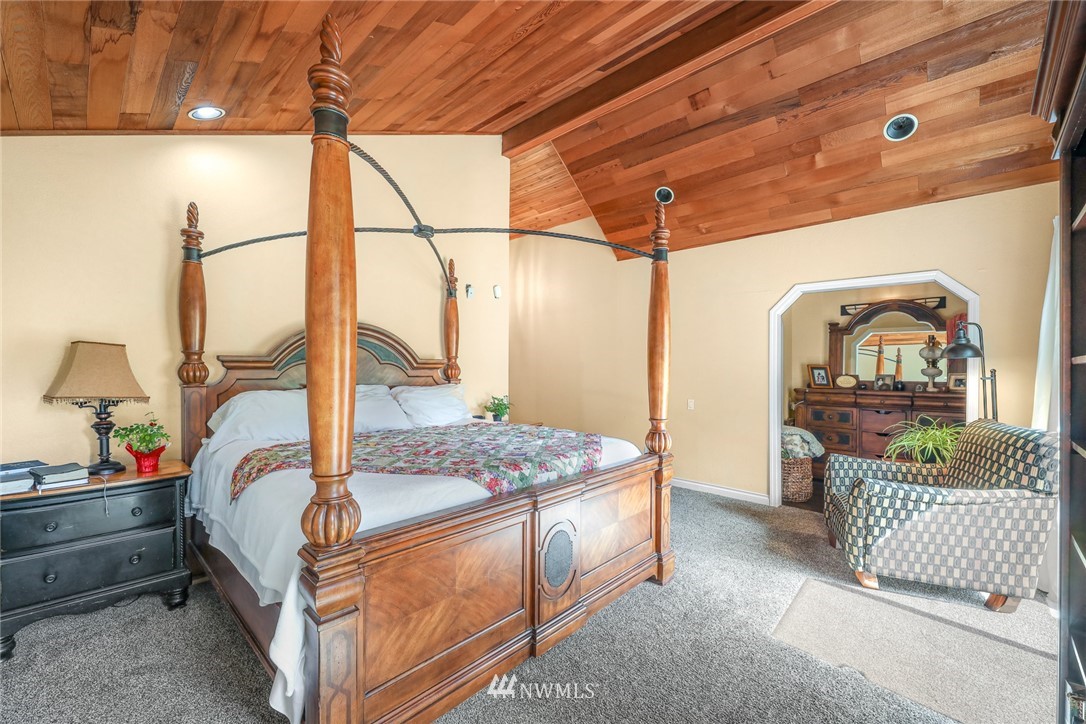 2287 East Hemmi Road Bellingham, WA 98226 - Photo 21 of 35 a bedroom with bed and window