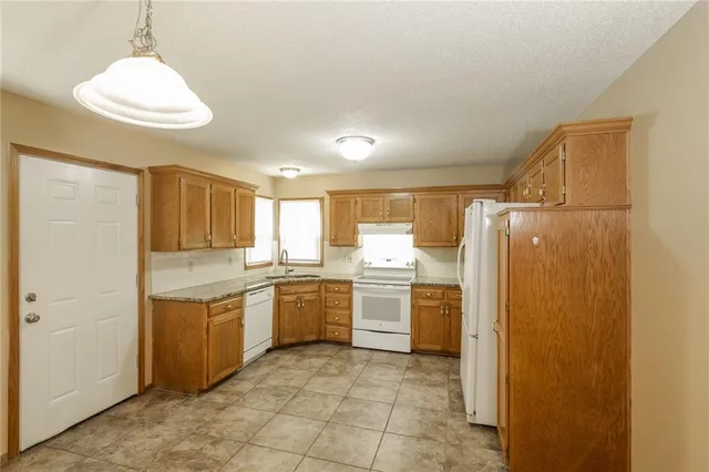 $2,025 | 525 Kenneth Lane, Belton, MO 64012