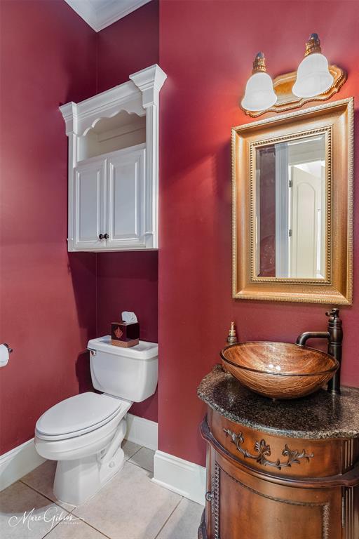 1069 Waters Edge Circle Shreveport, LA 71106 - Photo 20 of 35 a bathroom with a toilet a sink and mirror
