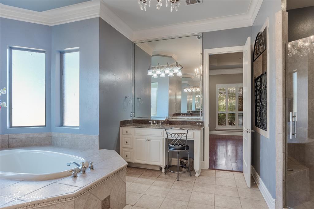 1069 Waters Edge Circle Shreveport, LA 71106 - Photo 23 of 35 a large spacious bathroom with a tub and sink