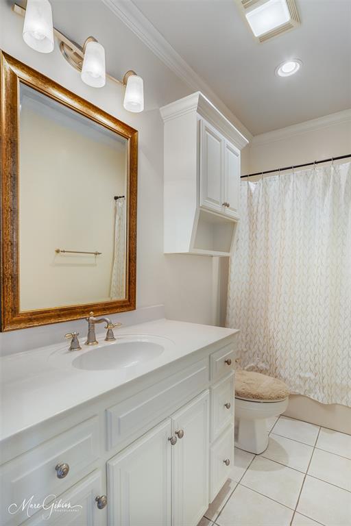 1069 Waters Edge Circle Shreveport, LA 71106 - Photo 27 of 35 a bathroom with a sink a toilet and a mirror
