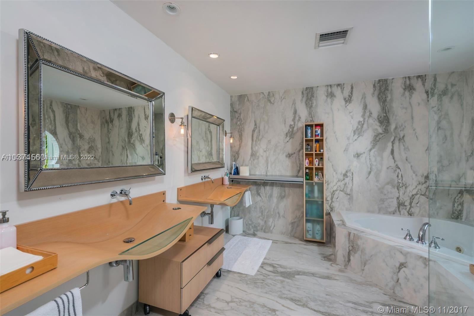 260 Ridgewood Road Key Biscayne, FL 33149 - Photo 20 of 41 a bathroom with a tub sink and mirror