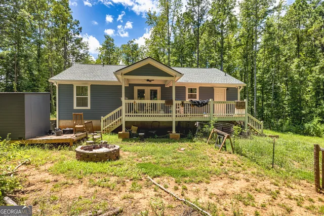 a view of a backyard