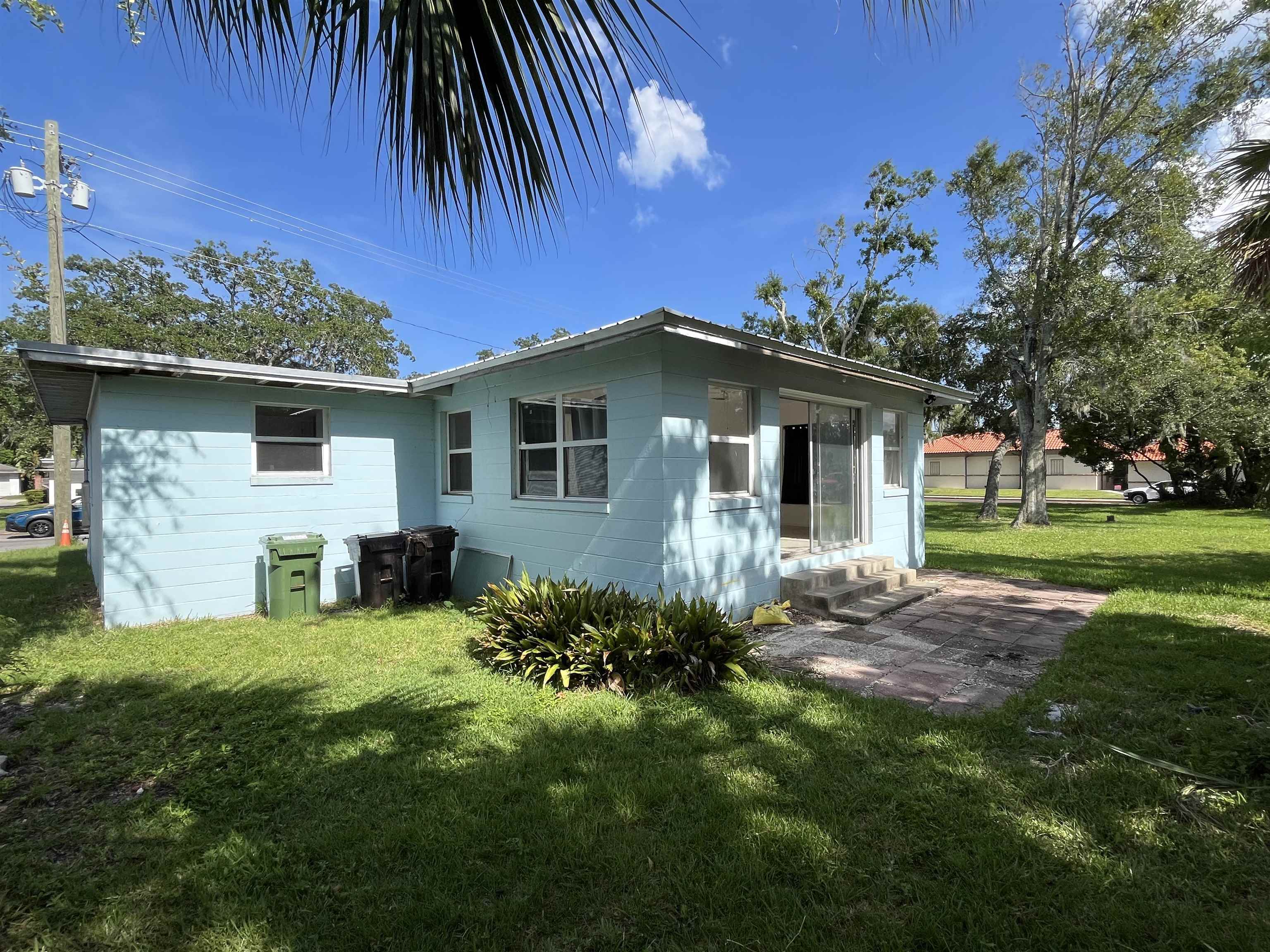 58 Riberia Street St. Augustine, FL 32084 - Photo 4 of 20 a front view of a house with garden