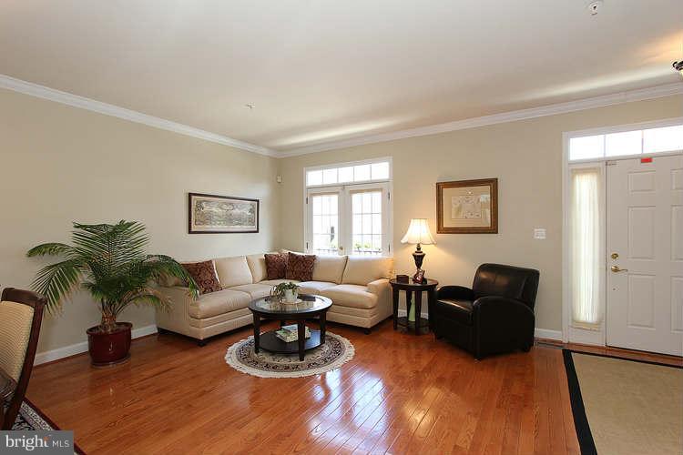 628 Cedar Spring Street Gaithersburg, MD 20877 - Photo 11 of 29 Living Room