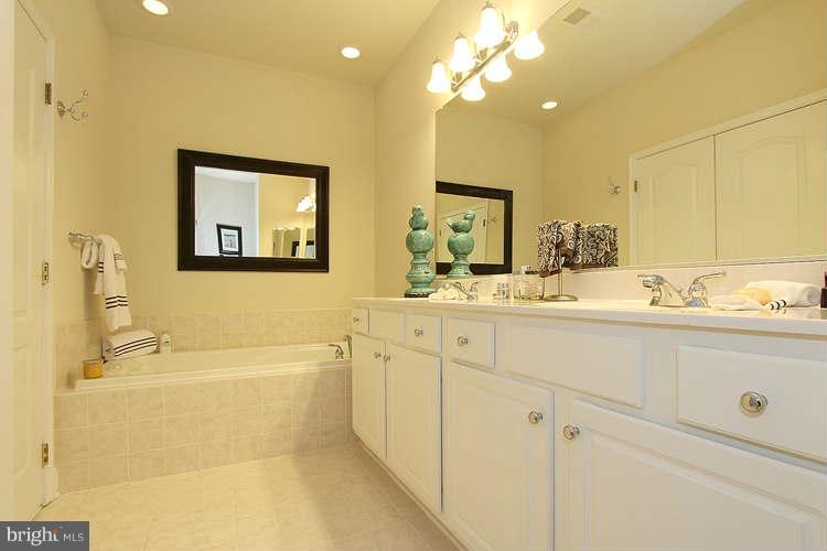 628 Cedar Spring Street Gaithersburg, MD 20877 - Photo 19 of 29 Bath