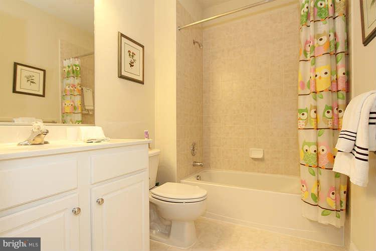 628 Cedar Spring Street Gaithersburg, MD 20877 - Photo 22 of 29 Bath
