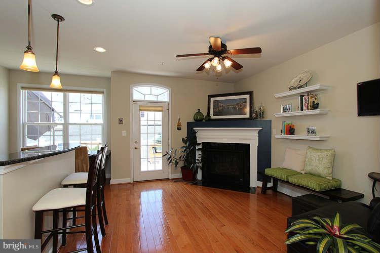 628 Cedar Spring Street Gaithersburg, MD 20877 - Photo 7 of 29 Living Room