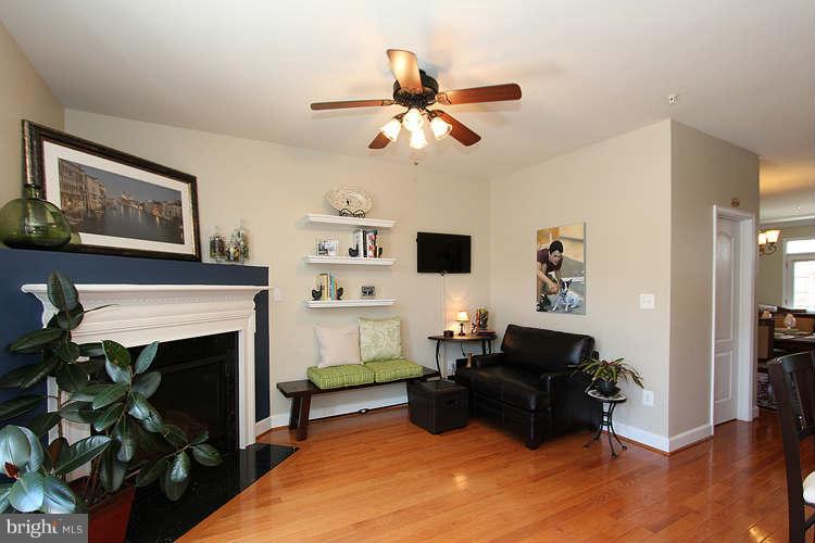 628 Cedar Spring Street Gaithersburg, MD 20877 - Photo 8 of 29 Living Room