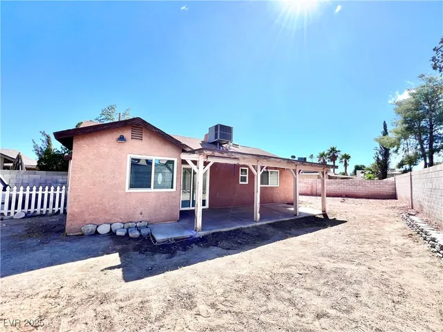 $2,100 | 5828 West Divers Cove Way, Las Vegas, NV 89108