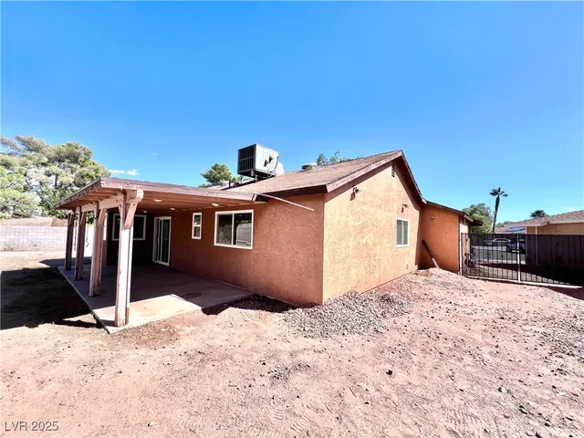 $2,100 | 5828 West Divers Cove Way, Las Vegas, NV 89108