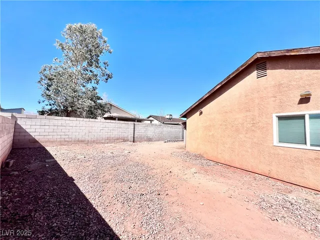 $2,100 | 5828 West Divers Cove Way, Las Vegas, NV 89108