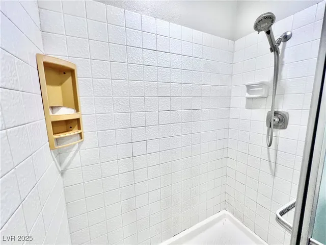 $2,100 | 5828 West Divers Cove Way, Las Vegas, NV 89108