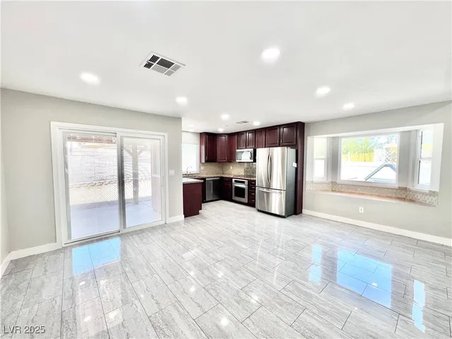 $2,100 | 5828 West Divers Cove Way, Las Vegas, NV 89108