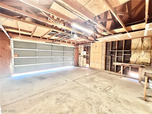 $2,100 | 5828 West Divers Cove Way, Las Vegas, NV 89108