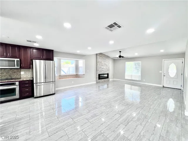 $2,100 | 5828 West Divers Cove Way, Las Vegas, NV 89108