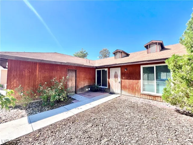 $2,100 | 5828 West Divers Cove Way, Las Vegas, NV 89108