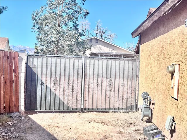 $2,100 | 5828 West Divers Cove Way, Las Vegas, NV 89108