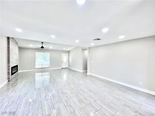 $2,100 | 5828 West Divers Cove Way, Las Vegas, NV 89108