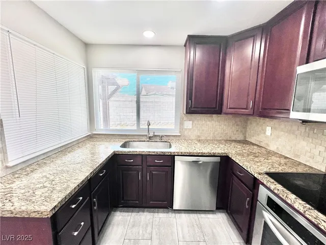 $2,100 | 5828 West Divers Cove Way, Las Vegas, NV 89108