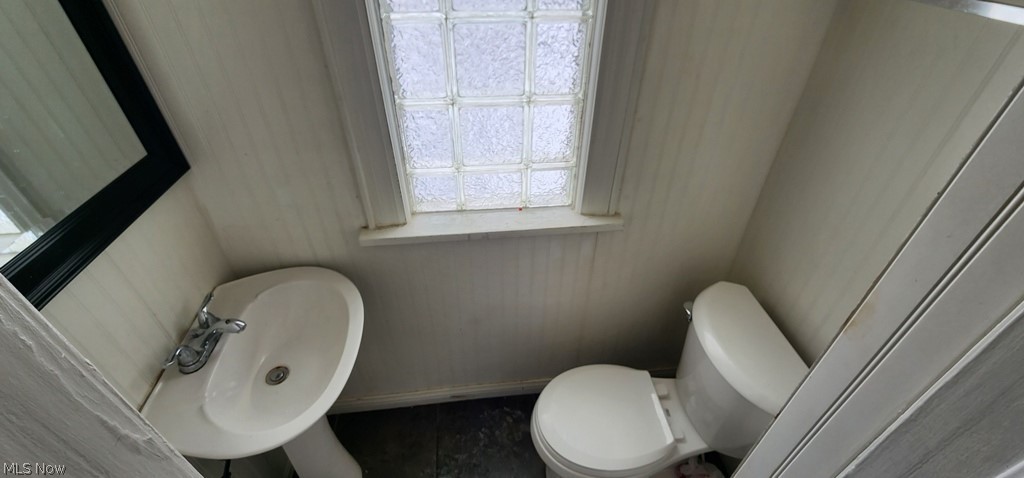 3599 Grosvenor Road Cleveland, OH 44118 - Photo 8 of 25 Half bathroom with toilet and a sink