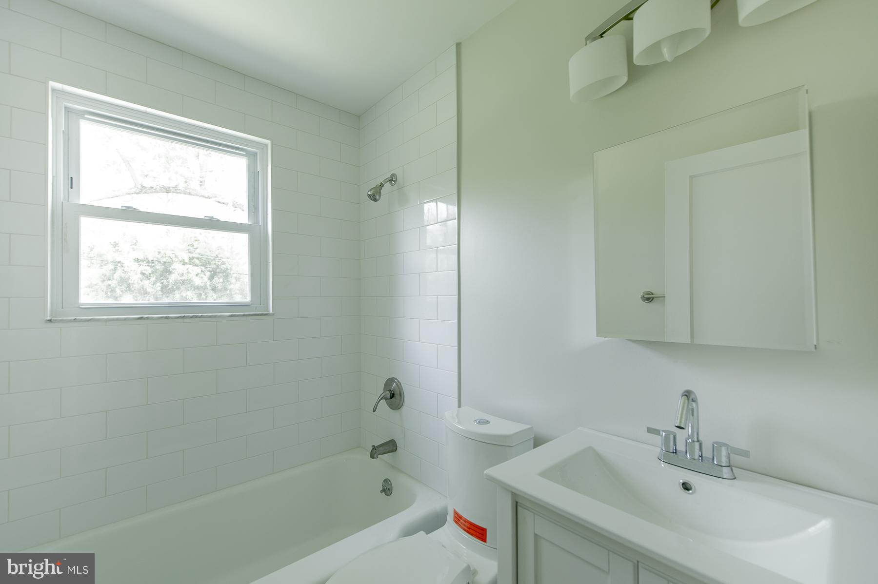 712 Cliffedge Road Baltimore, MD 21208 - Photo 17 of 27 Bath