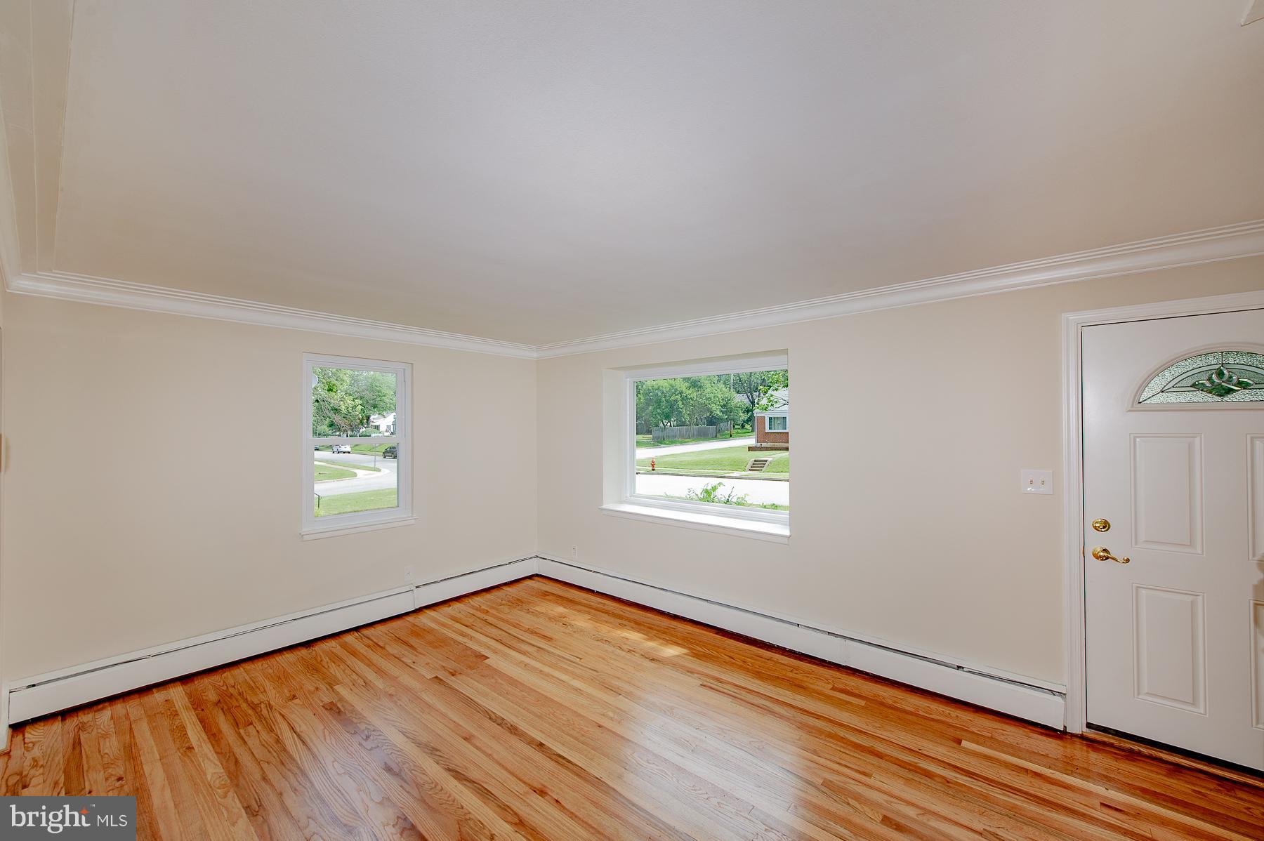 712 Cliffedge Road Baltimore, MD 21208 - Photo 3 of 27 Living Room