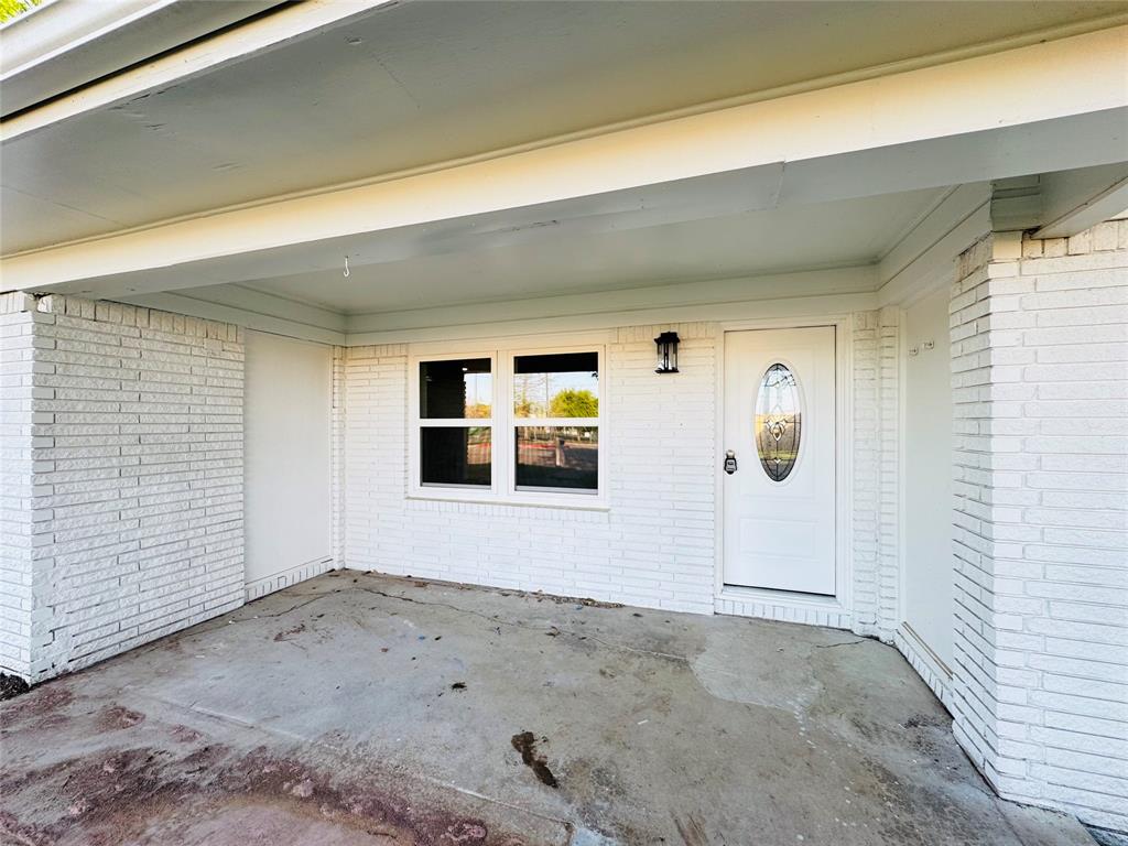 106 Hillcrest Street Mansfield, TX 76063 - Photo 4 of 26 a view of a garage
