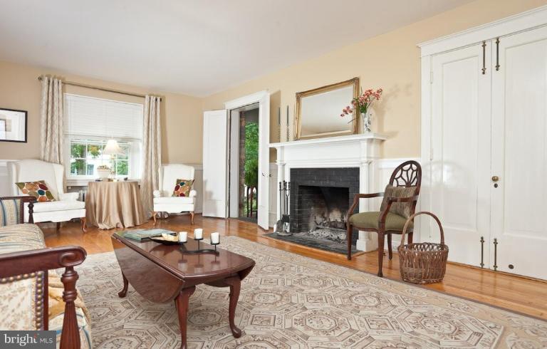 3802 Juniper Road Baltimore, MD 21218 - Photo 12 of 24 Living Room