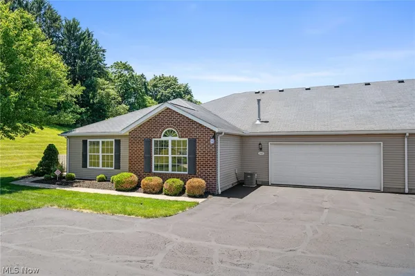 $229,900 | 140 Woodbury Glen Street, Hartville, OH 44632